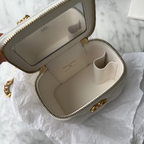 NWT) Chanel heart adjustable strap white caviar vanity bag - Picture 3 of 5